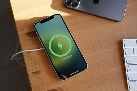 Smartphone với biểu tượng pin đầy.